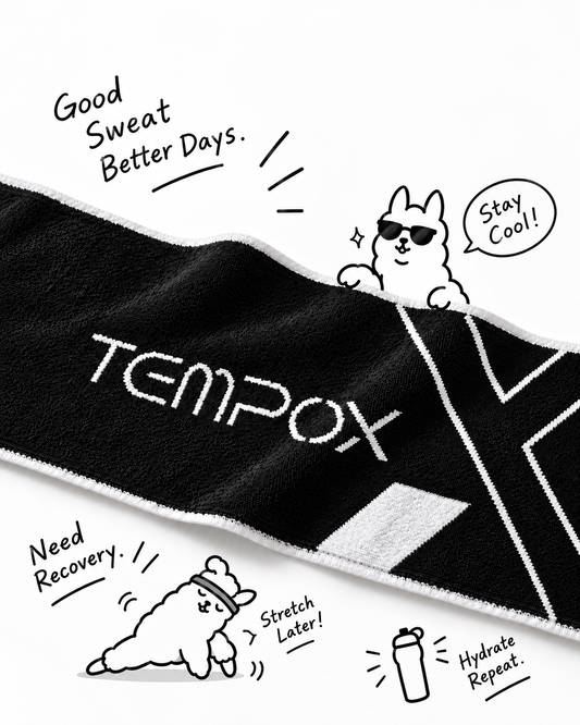 LOGO 提花長條運動毛巾黑色面 TEMPOX 提花字樣特寫，搭配手繪插畫