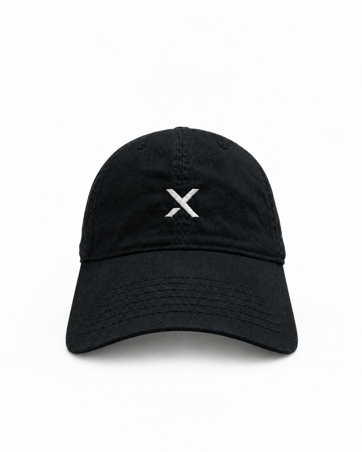 黑色 LOGO 刺繡經典老帽正面，白色 X Logo 刺繡